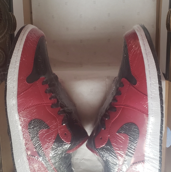 Jordan 1 low Reverse Bred Pebbled Swoosh - Picture 5 of 8
